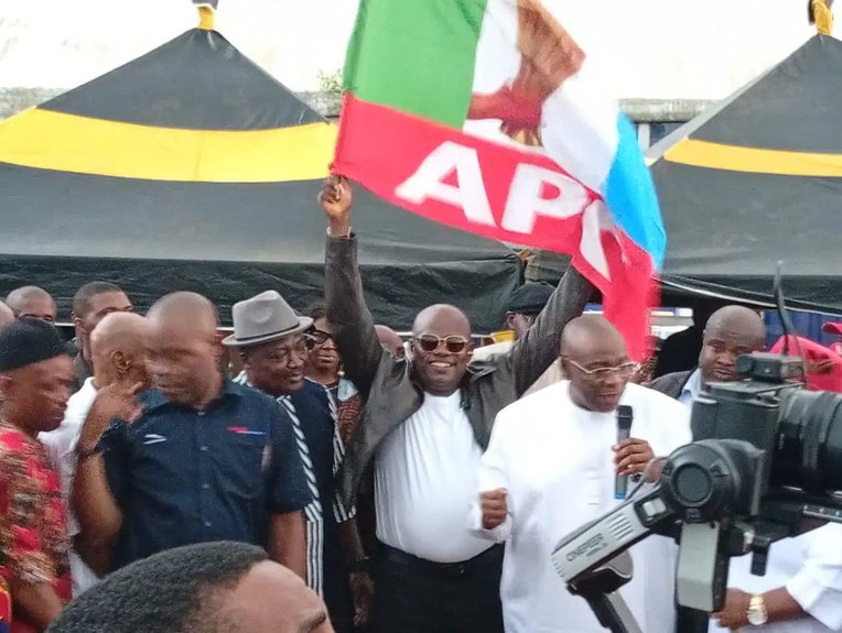 Abia lawmaker, Erondu, dumps PDP, joins APC with 5,000 loyalists